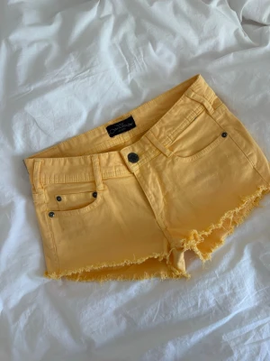 Gula jeansshorts  - Gula jeansshorts som är jättefina till i sommar ⭐️Se midjemått på bilderna!!