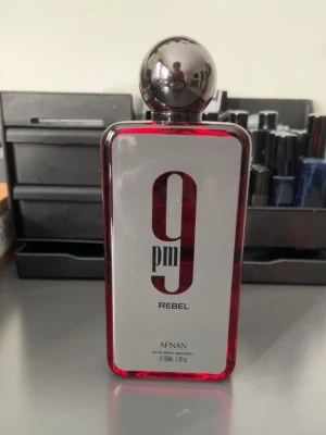 Afnan 9pm rebel—Decant/sample 1ml/2ml/3ml/5ml/10ml/20ml - Afnan 9pm rebel— Decant/sample. Pris:1ml:7kr 2ml:14kr 3ml:20kr 5ml:40kr 10ml:75kr 20ml:145kr