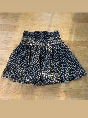 Volangkjol mönster  - Säljer en superfin mönstrad kjol från H&M i storlek 36. Kjolen har en elastisk midja som gör den bekväm och lätt att bära. Perfekt nu till vår & sommar! Aldrig använd bara testad 🖤