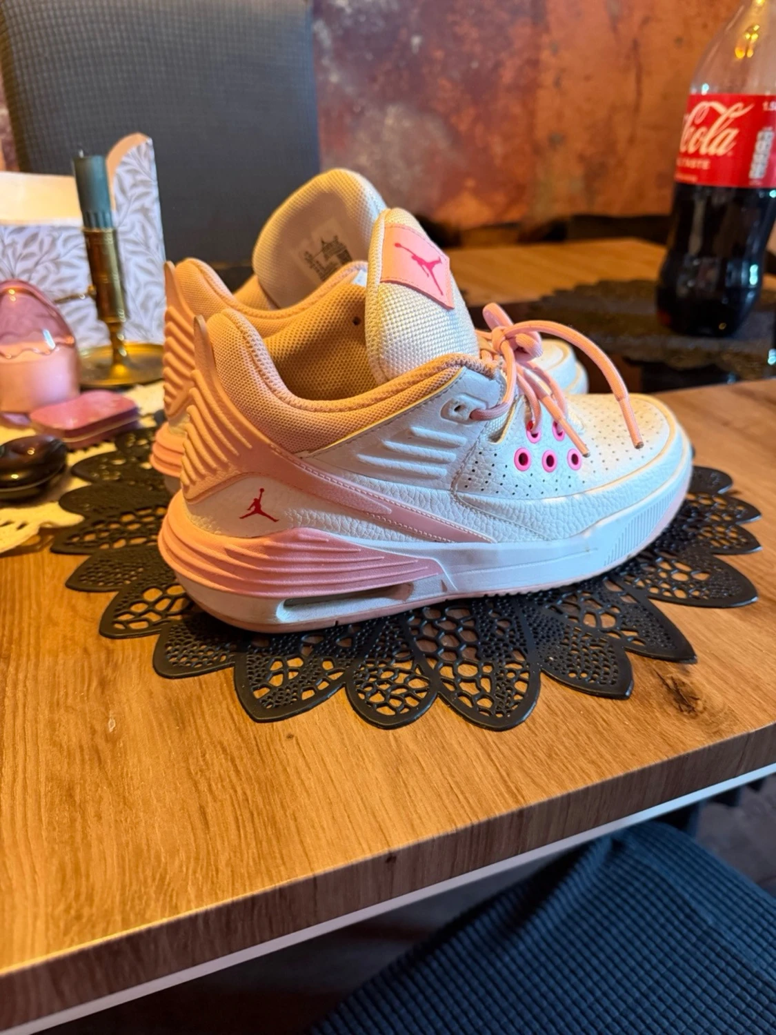 Vita och rosa Air Jordan sneakers - 2