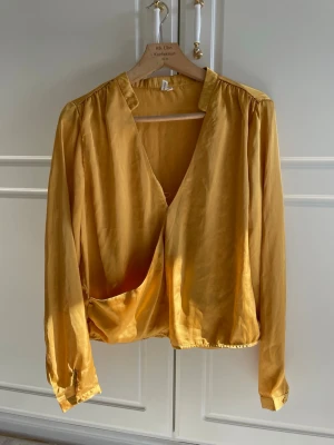 Blus senapgul 40 Nelly - Pris 199kr oanvänd 