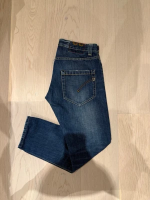 Dondup jeans - Dondup jeans storlek 32 med skön passform o lite slitningar bara höra av er vid frågor💨
