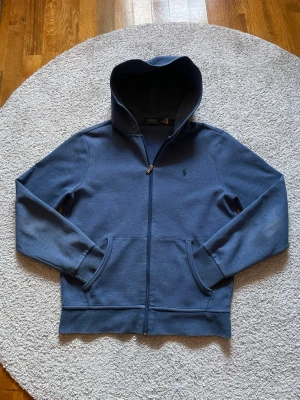 Ralph Lauren Zip - Tjaa!! Jag säljer denna riktigt snygga Ralph Lauren Zip Hoodien. Storlek M. Den är i riktigt fint skick utan några märkbara slitage. Skriv gärna vid frågor eller funderingar😊
