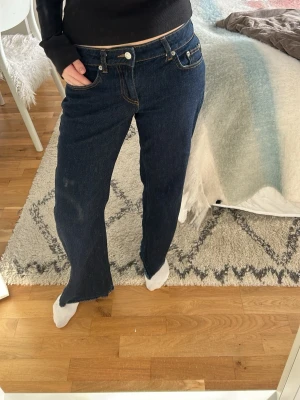Mörkblå baggy jeans från NA-KD - Snygga mörkblå jeans från NA-KD med baggy style storlek 34. De är uppsydda för kortare personer. Aldrig använda 