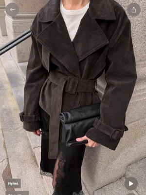Mörkbrun trenchcoat med bälte - säljer denna populära korta trenchcoaten från NA-KD i fuckmocka🤎Nypris 1199kr