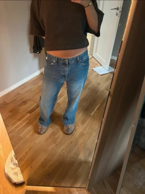 baggy bootcut - Baggy jeans med snygga sömmar på bakfickorna. Perfekta till en avslappnad stil och passar till det mesta. inte mycket använda 