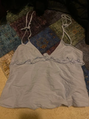 V ringad sommartopp - Sköljer min fina v ringad sommartopp! Den e ljusblå och man kan även justera den om man vill ha toppen kort eller lång🥰