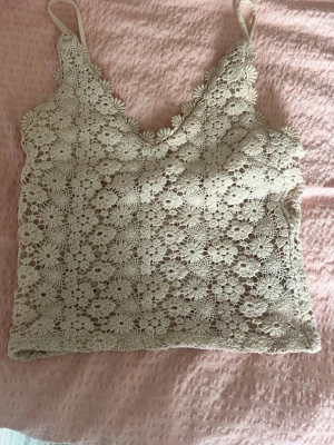 Beige spetslinne med blommönster - Supersött beige linne🫶🏼 Den är lite kort på mig så därför vill jag inte visa den på, men det är skön och ändå lite töjbar 💕💕