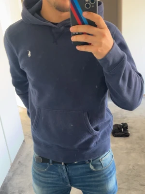 Mörkblå hoodie från Polo Ralph Lauren - Säljer en Snygg mörkblå hoodie från Polo Ralph Lauren. Skick är 8/10 Storlek: S 