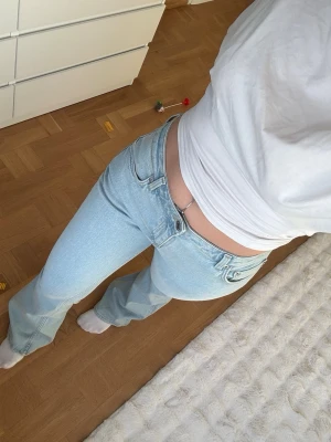 Ljusblå bootcut jeans med hög midja - Jeans från weekday, använda ca 3 gånger. Som nya!