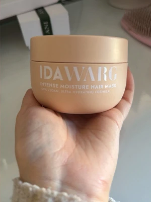 Hårmask  - Ida warg hårmask med doft av vanilj. Har aldrig använt utan jag använder en annan redan därav är denna oöppnad och oanvänd. Heter intense moisture💖