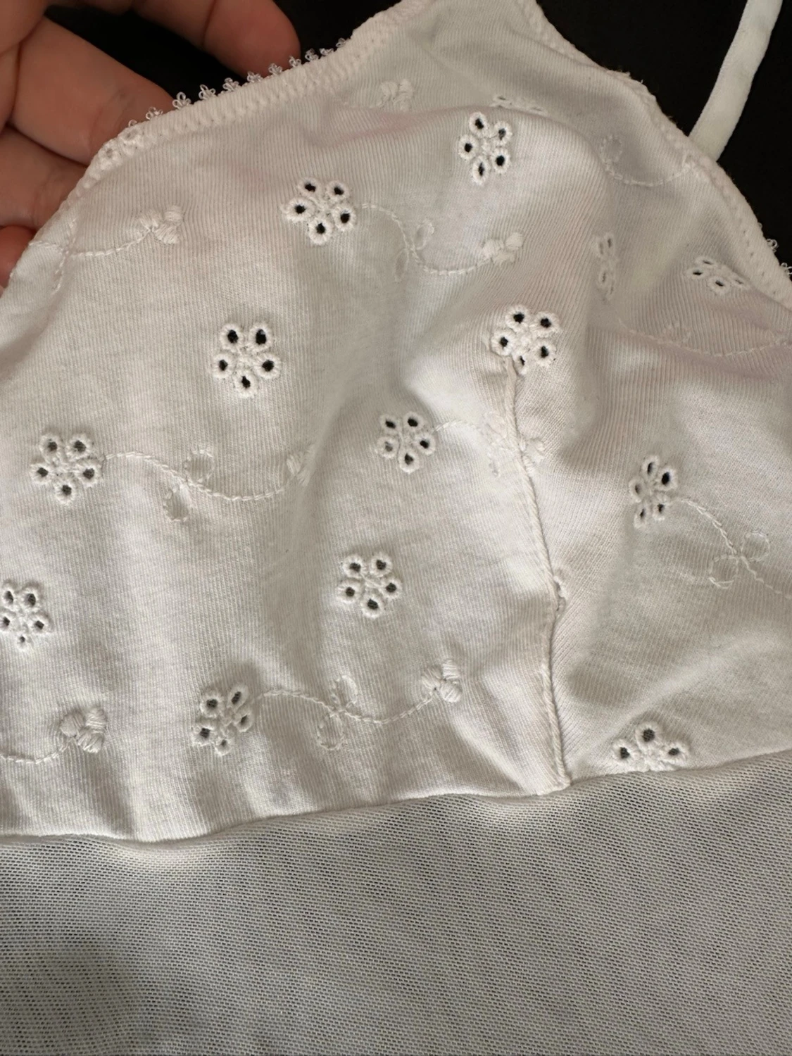 Vit spetstopp med broderade blommor - 6