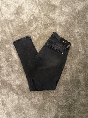 Dondup Jeans - Säljer nu dessa otroligt schyssta Dondup jeansen! Svart färg med ljusare tvätt, sjukt fräscha! Skick: 9,5/10. Strl: W32. Pris går alltid att diskutera vid snabb affär🤝💸 Skriv vid minata fundering!🍾