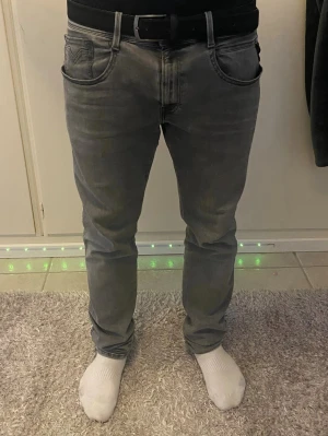Replay anbass jeans - Skitsnygga replay jeans i storlek 34/34 men sitter mer som 33/33. Påbörjad av ett hål i skrevet men går att laga enkelt!