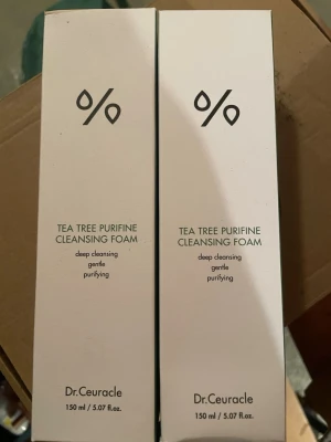 Dr.Ceuracle Tea Tree Cleansing Foam x2 - Mild rengöringsskum med tea tree-extrakt från Dr.Ceuracle. Perfekt för djuprengöring och att fräscha upp huden. Kommer i vit förpackning, 150 ml. Passar dig som vill ha en skonsam men effektiv rengöring.