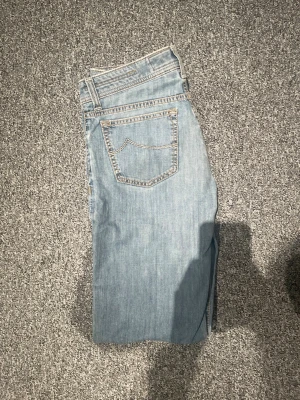 Jacob cohen 622 - Riktigt feta Jacob cohen jeans i modellen 622. Riktigt bra skick och perfekta nu under vintern/våren. 9/10 skick. Priset inte hugget i sten och det är bara att säga till om ni har några frågor!