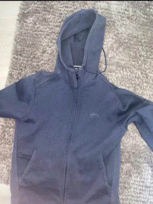 Mörkblå huggoboss zip - Jätte bra skick inga hål eller fläckar 