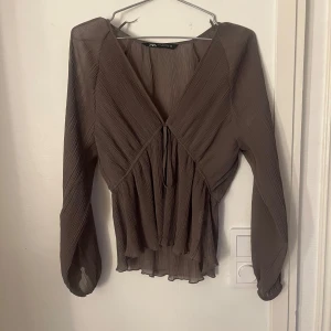 Zara blus🤎 - Super fin blus från Zara, köpt förra året. Sparsamt använd!🩷🩷