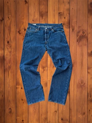 Levi's 501 - Säljer dessa klassiska Levi’s 501 med en snygg mörkblå färg. Storlek är 34/32 och det finns inga defekter med jeansen. Helt perfekta till våren för en snygg stil 