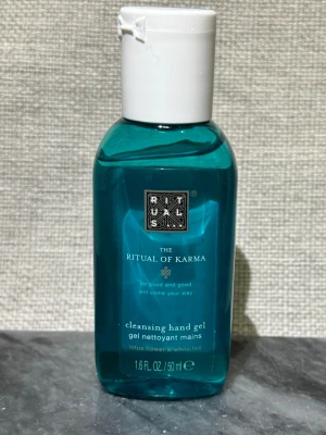 Ny! Rituals The Ritual of Karma handgel - Helt ny! Råkade köpa lite för många 🙈 Har använt denna i många år, doftar underbart, är väldigt dryg och återfuktar huden 💫 Perfekt att ha med i väskan. Fräsch rengörande handgel från Rituals i serien The Ritual of Karma. Kommer i en smidig, genomskinlig blå plastflaska med vitt lock. Innehåller lotusblomma och vitt te för en uppfriskande känsla. Perfekt att ha med i väskan.