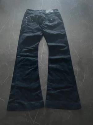 Vintage low waist jeans  - Super snygga lågmidjade jeans som tyvärr är för små för mig. Midja 34cm, längd 102cm🥰färgen är typ svart/ mörkblå
