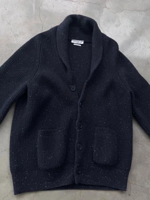 Sandro Paris Cardigan - En riktigt fet Sandro Cardigan med unika och snygga vita prickar. Mycket bra skick!!! Jag är 181 å väger 60 kg och den är för liten för mig. 