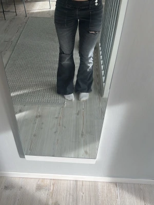 Gråa Gina Young jeans💕 - Jag säljer de här jeansen som jag köpte i augusti men använt typ 3 gånger. Kommer inte till användning och vill sälja. De sitter jätte bra på mig och jag är ungefär 160 cm lång ! Pris kan diskuteras 💓