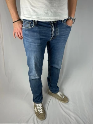Jacob Cohën NICK Slim - INGÅR: Jeansen och Jacob Cohën Näsduk.        Size: W33. Skick: 9/10, väldigt bra utan märkbara defekter. Retail pris: 4000kr (+). Modellen är 185cm och väger 78kg. Mått: 103x43 (Ytterben + midja) Hör av dig vid frågor eller funderingar!
