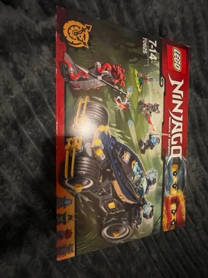 LEGO Ninjago set 70625 - Säljer ett LEGO Ninjago set 70625, Masters of Spinjitzu. Innehåller en svart och gul bil med stora hjul, flera minifigurer och tillbehör. Temat är action och ninja, perfekt för dig som gillar byggsatser och äventyr.                                              .                                                                                         Pris kan diskuteras