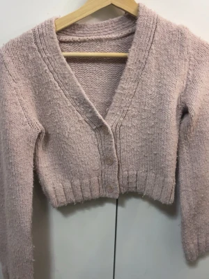 Ljusrosa cropped stickad kofta - Kommer inte till användning!