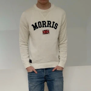 Morris vit tröja - En sjukt nice vit tröja ifrån Morris. Tröjan är i bra skick utan nåra derfektrr och sitter i strl S! Hör gärna av er vid frågor elr funderingar!!