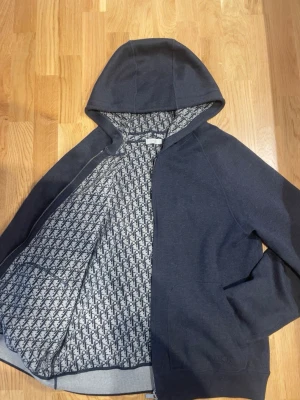 Mörkblå Sällsynt hoodie - Säljer denna tvär fräcka hoodie som är väldigt sällsynt till ett väldigt bra pris, den är oanvänd i storlek L passar även M, snygg vit/grå mönster på insidan. Skriv om du vill ha flera bilder eller om du har fler frågor, lägg ett bud så ser vi vart vi hamnar. svarar direkt! 