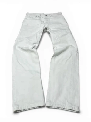 Vita levis jeans - Fina vita levis jeans i bra skick, pris kan diskuteras