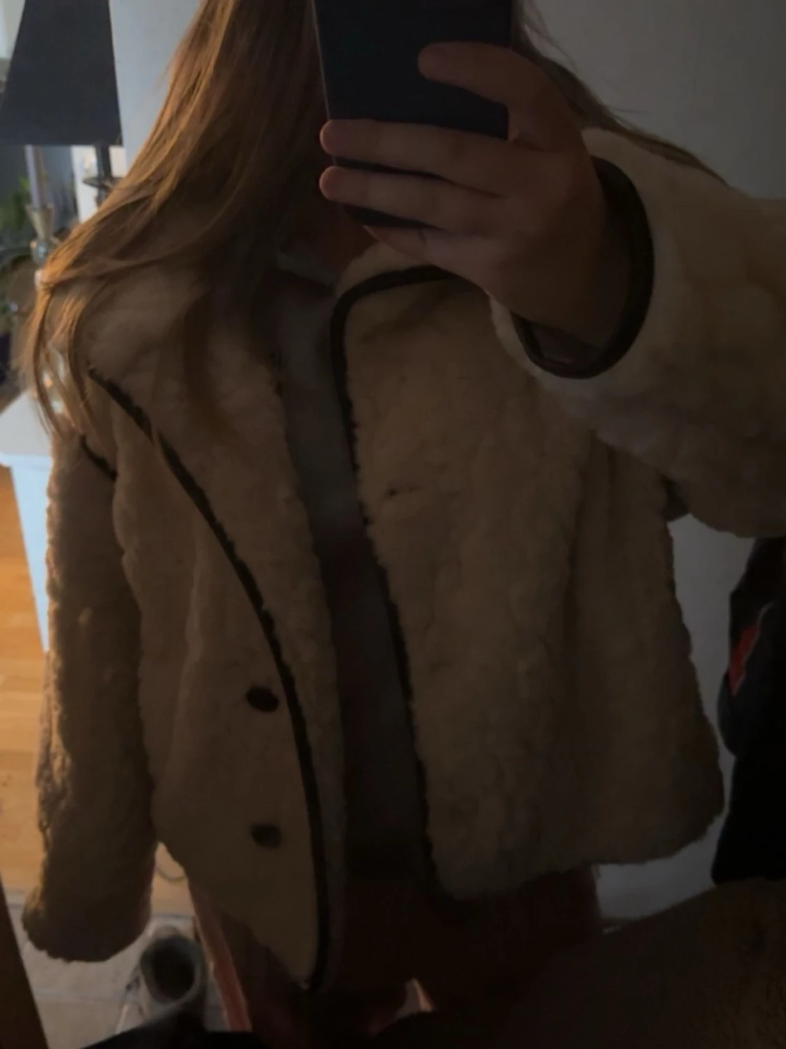 Krämvit teddyjacka med svarta detaljer