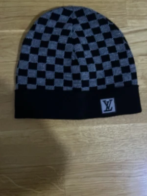 grå svart mössa väldigt skän och ny - grå svart mössa väldigt skän och ny