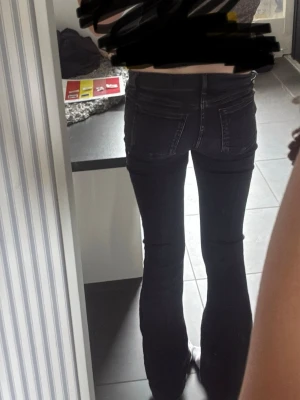 Svarta bootcut jeans - Säljer ett par svarta bootcut jeans med låg midja från BikBok🤍 