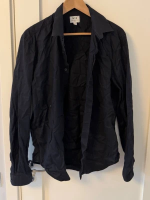 Svarta skjorta från HM - Svart långärmad skjorta som passar perfekt som en tjusigare kvälls outfit.
