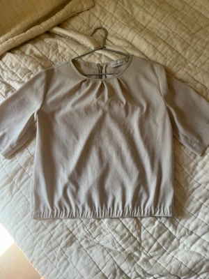 Beige topp med halvlånga ärmar - Supersmå tecken på andvändning på sista bilden men inget man tänker på. Pris kan såklart diskuteras💞