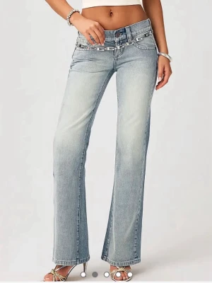 Lågmidjade ABRAND jeans - Säljer ett par skit snygga ljusblå bootcut jeans med låg midja från Abrand. Dom är använda få tal gånger💖💖