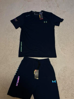 Under Armour tränings-T-shirt – Strl L/M - OBS: ENDAST T Shirten!! Strl L men passar M också  Helt ny tränings-T-shirt från Under Armour med prislapp kvar. Lätt och bekväm, perfekt för träning eller vardagsbruk. Kan frakta även mötas inom stockholm