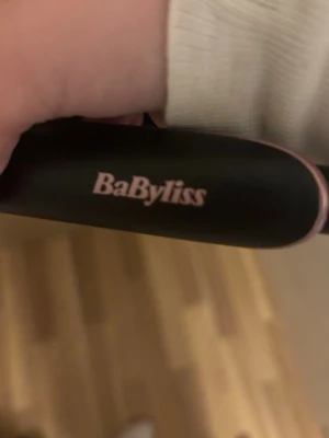 En locktång från babyliss - En  locktång från babyliss,använt ca 2ggr säljer för använder den aldrig,om jag minns rätt så är de 38MM