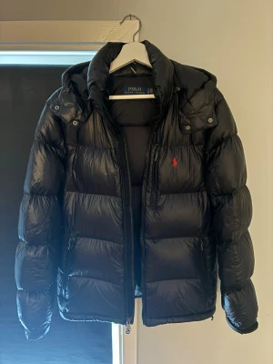 Polo Ralph Lauren jacka  - Svart Dunjacka från Ralph Lauren i storlek S. Har en liten defekt (bild 4) köpt på NK kvitto finns