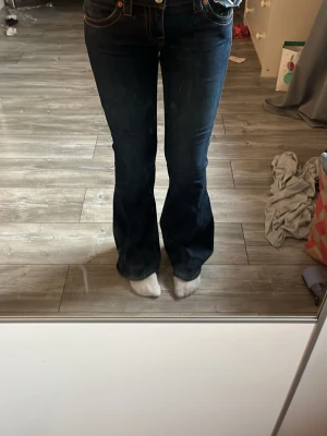 Mörkblå bootcut jeans - Säljer dessa true religon jeans i storlek 25. Säljer de då dom är för stora i midjan önskas byta till storlek 24 om någon vill byta mot detta fi kar de utmärkt❤️ de är som nya.