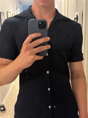 Vintage Dolce & Gabbana (J&ANS) Svart Ribbad Tröja – Storlek L (90s / Y2K) - Säljer en riktigt snygg och autentisk vintagetröja från Dolce & Gabbana (från deras klassiska J&ANS-linje). Plagget kommer från en kollektion från tidigt 1990-tal till tidigt 2000-tal (Y2K).  Tröjan har en stilren, ribbad struktur i tyget och den ikoniska J&ANS-logotyptaggen placerad framtill. Ett perfekt och unikt samlarobjekt för dig som gillar högkvalitativ italiensk vintagemode.  Hör av dig om du har några frågor!