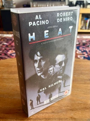 Oöppnad VHS Heat - Inplastat ex av ”Heat”. Som ny. Erbjuder 20% rabatt vid köp av 2 varor 