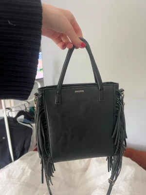 Handväska - Jätte fin handväska med fransar!! Märket är don donna🥰 