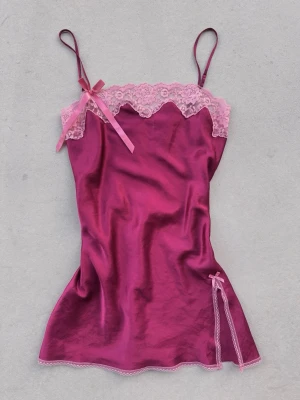 vintage victoria’s secret angel 2005 slip  - vacker miniklänning i glansig satin med söta rosetter och spetsdetaljer 🎀 det finns flera drag i tyget men den ser fortfarande fin ut och är i bra skick med tanke på åldern 