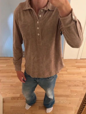 Skjorta - Förmodligen den fetaste skjortan jag äger, även denna i frotté och den är som ny, köptes på Gotland under Stockholms veckan i en pop-up butik och tyvärr aldrig kommit till användning, men helt brutal är denna! Size Large men funkar för Medium också helt klart!