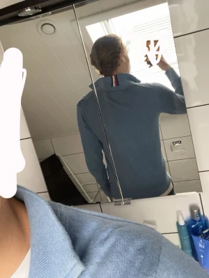 Tommy Hilfiger halv zip - Halv zip i storlek S från Tommy Hilfiger. Riktigt fint skick och jävligt skön. Priset går att diskutera, vid minsta fundering är det bara att fråga mig!