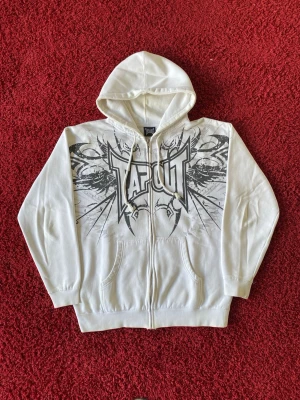 Tapout hoodie - Tapout hoodie i storlek L. Har några små fläckar som visas på bilderna. Mått: axelbredd - 56cm, längd - 68cm. Skriv för fler bilder och frågor!